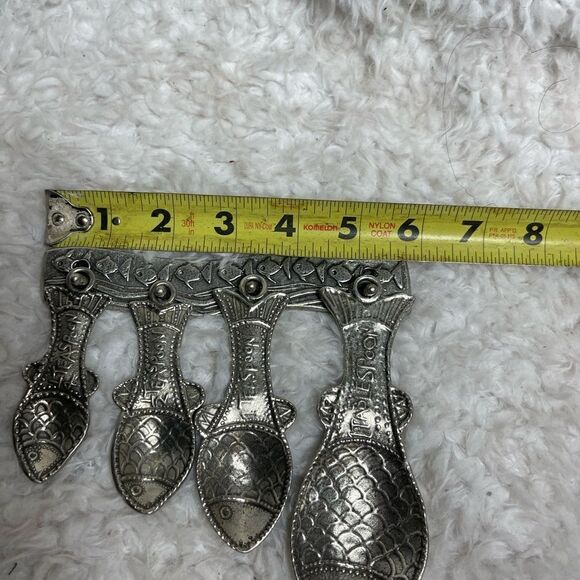 Vintage Tin Woodsman TWpewter set of four Fish measuring spoons with wall hanger - Picture 8 of 14